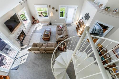 Como Lakeview Loft - Massive Wraparound Deck - Filtered Lake Views - Hot Tub - Fire Pit - Gas Fireplace in Lake Geneva, USA