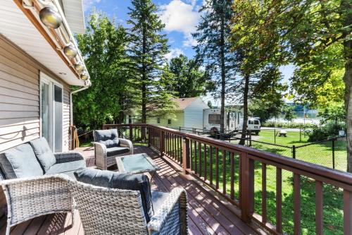Como Lakeview Loft - Massive Wraparound Deck - Filtered Lake Views - Hot Tub - Fire Pit - Gas Fireplace Como Lakeview Loft - Massive Wraparound Deck - Filtered Lake Views - Hot Tub - Fire Pit - Gas Fireplace