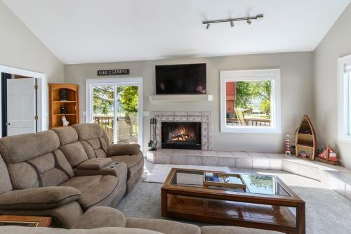 Como Lakeview Loft - Massive Wraparound Deck - Filtered Lake Views - Hot Tub - Fire Pit - Gas Fireplace Como Lakeview Loft - Massive Wraparound Deck - Filtered Lake Views - Hot Tub - Fire Pit - Gas Fireplace