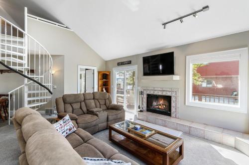 Como Lakeview Loft - Massive Wraparound Deck - Filtered Lake Views - Hot Tub - Fire Pit - Gas Fireplace Como Lakeview Loft - Massive Wraparound Deck - Filtered Lake Views - Hot Tub - Fire Pit - Gas Fireplace