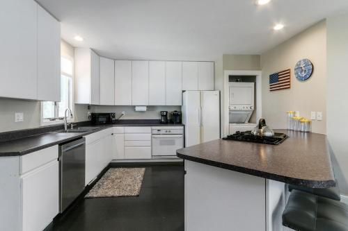 Como Lakeview Loft - Massive Wraparound Deck - Filtered Lake Views - Hot Tub - Fire Pit - Gas Fireplace Como Lakeview Loft - Massive Wraparound Deck - Filtered Lake Views - Hot Tub - Fire Pit - Gas Fireplace