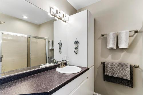 Como Lakeview Loft - Massive Wraparound Deck - Filtered Lake Views - Hot Tub - Fire Pit - Gas Fireplace Como Lakeview Loft - Massive Wraparound Deck - Filtered Lake Views - Hot Tub - Fire Pit - Gas Fireplace