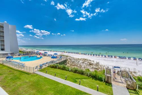 Beach House Condominiums C301 - Beachfront with Pool, WiFi, & Beach Service in Destin, USA