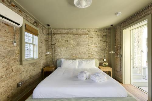 Historic B&B King Suite- Walk to King