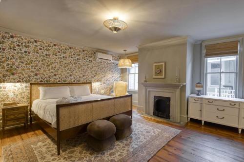 Historic B&B Veranda King Suite Walk to King in Charleston, USA
