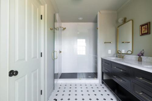 The Nicholas Veranda King Suite - Walk to King in Charleston, USA