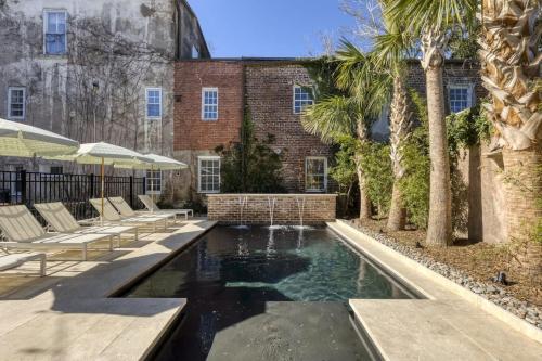 The Nicholas Veranda King Suite - Walk to King in Charleston, USA