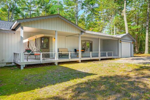 2 Blocks to Boat Ramp Higgins Lake House with Grill in Roscommon, USA