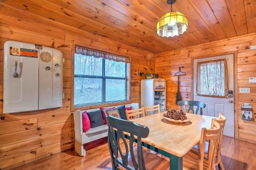 Squat and Gobble - Hot Tub Pool Table Privacy in Blue Ridge, USA