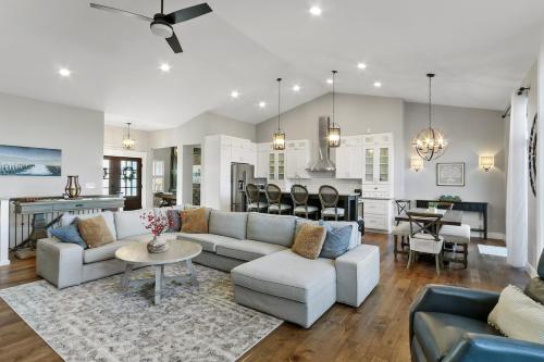 Stunning and Spacious Lookout Lodge -Floor-Ceiling Windows - Fireplace - Tree Views in Lake Geneva, USA