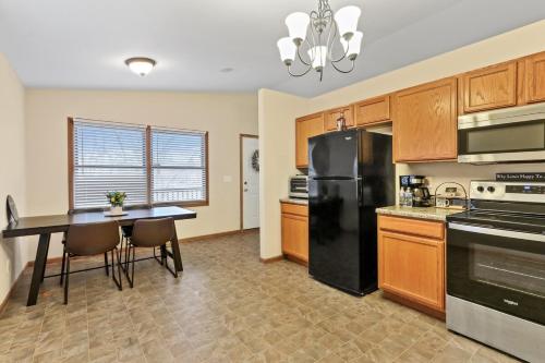 Twin Lakes Dog Friendly Home - Balcony - Short Drive to Alpine and Wilmot Ski Resorts in Twin Lakes, USA