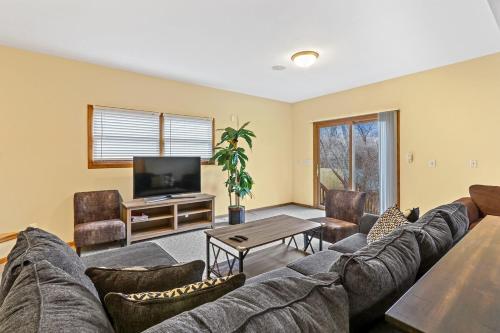 Twin Lakes Dog Friendly Home - Balcony - Short Drive to Alpine and Wilmot Ski Resorts in Twin Lakes, USA