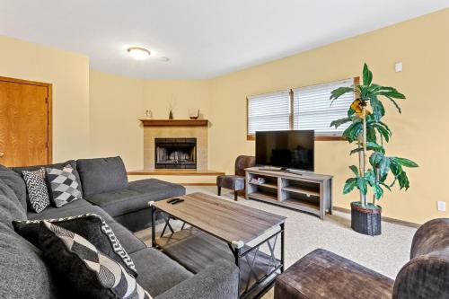 Twin Lakes Dog Friendly Home - Balcony - Short Drive to Alpine and Wilmot Ski Resorts in Twin Lakes, USA