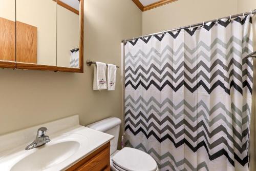 Twin Lakes Dog Friendly Home - Balcony - Short Drive to Alpine and Wilmot Ski Resorts in Twin Lakes, USA