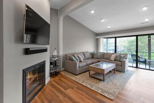 Renovated Abbey Villa Getaway - Patio - Pool View - Short Walk to the Water - Gas Fireplace - King Master in Lake Geneva, USA