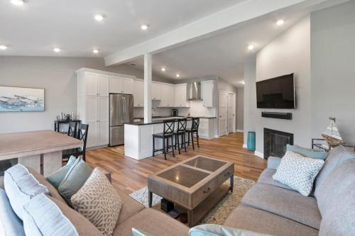 Renovated Abbey Villa Getaway - Patio - Pool View - Short Walk to the Water - Gas Fireplace - King Master in Lake Geneva, USA