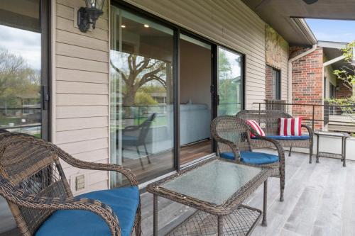 Renovated Abbey Villa Getaway - Patio - Pool View - Short Walk to the Water - Gas Fireplace - King Master in Lake Geneva, USA