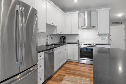 Renovated Abbey Villa Getaway - Patio - Pool View - Short Walk to the Water - Gas Fireplace - King Master in Lake Geneva, USA