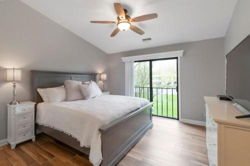 Renovated Abbey Villa Getaway - Patio - Pool View - Short Walk to the Water - Gas Fireplace - King Master in Lake Geneva, USA