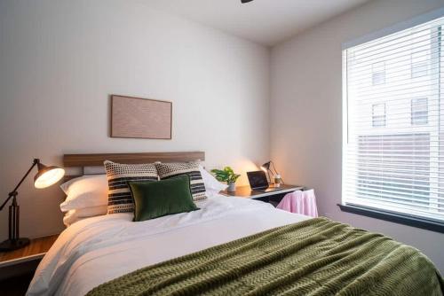 Captivating 2BR 2BA Oasis w Pool Gym and Rooftop Views Near UGA Walk to Stadium in Athens, USA