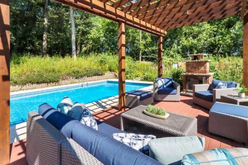 Oaisis on Oak - Private In-Ground Pool - Hot Tub - Pergola Seating - Wildlife in Lake Geneva, USA