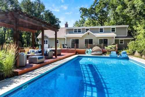 Oaisis on Oak - Private In-Ground Pool - Hot Tub - Pergola Seating - Wildlife in Lake Geneva, USA