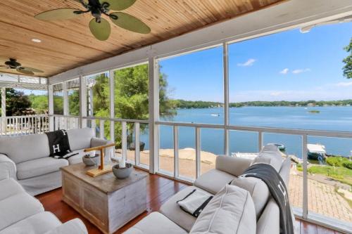 The Mill-Lauderdale Lake Luxury - Breathtaking Views - 15 Minutes to Skiing - Pier - Firepit in Elkhorn, USA