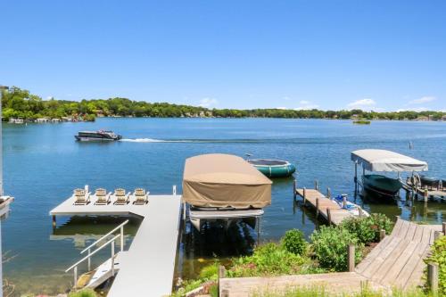 The Mill-Lauderdale Lake Luxury - Breathtaking Views - 15 Minutes to Skiing - Pier - Firepit in Elkhorn, USA