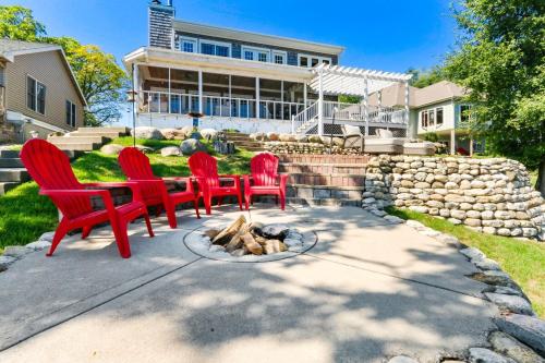 The Mill-Lauderdale Lake Luxury - Breathtaking Views - 15 Minutes to Skiing - Pier - Firepit in Elkhorn, USA