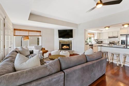The Mill-Lauderdale Lake Luxury - Breathtaking Views - 15 Minutes to Skiing - Pier - Firepit in Elkhorn, USA