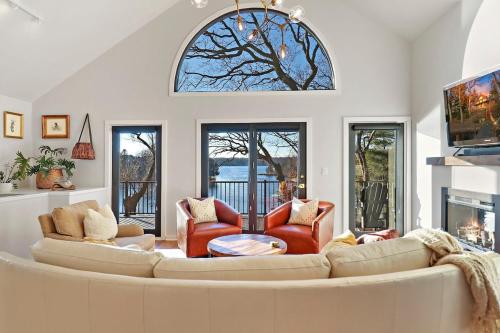 Woodhaven on Pleasant Lake - Pleasant Lake - Lakefront - Wraparound Deck - Views - Dock in East Troy, Vereinigte Staaten von Amerika