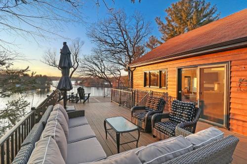 Woodhaven on Pleasant Lake - Pleasant Lake - Lakefront - Wraparound Deck - Views - Dock in East Troy, USA