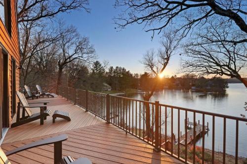Woodhaven on Pleasant Lake - Pleasant Lake - Lakefront - Wraparound Deck - Views - Dock in East Troy, USA