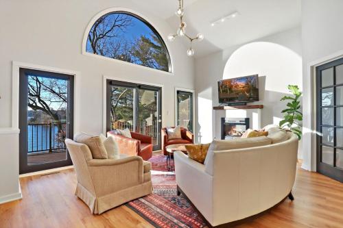 Woodhaven on Pleasant Lake - Pleasant Lake - Lakefront - Wraparound Deck - Views - Dock in East Troy, USA