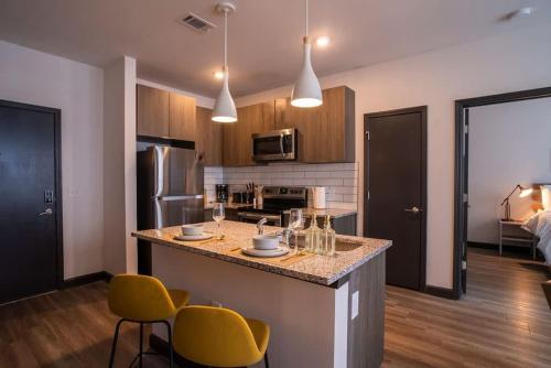 Unrivaled Apt Sleeps 4 w Gym Access Pool & Scenic Rooftop Walk to Sanford & UGA in Athens, USA