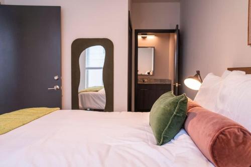 Unrivaled Apt Sleeps 4 w Gym Access Pool & Scenic Rooftop Walk to Sanford & UGA in Athens, USA