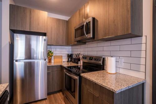 Unrivaled Apt Sleeps 4 w Gym Access Pool & Scenic Rooftop Walk to Sanford & UGA in Athens, USA