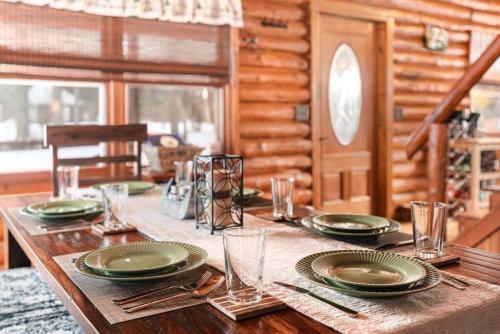 Lakefront Log Cabin Wloft, Kayaks, Canoe, Ev in Black River Falls, USA