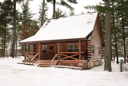 Lakefront Log Cabin Wloft, Kayaks, Canoe, Ev in Black River Falls, USA