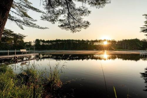Lakefront Log Cabin Wloft, Kayaks, Canoe, Ev in Black River Falls, USA