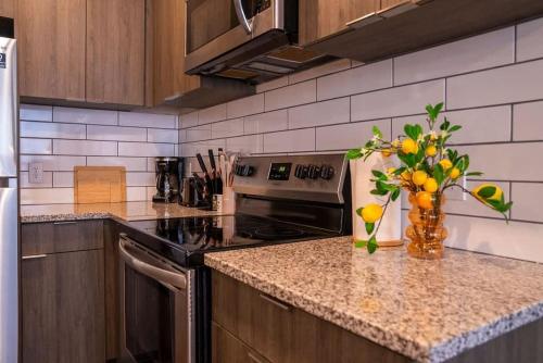 Rare Condo Rooftop Pool Gym Sleeps 4 Near UGA Walk to Sanford Stadium in Athens, USA