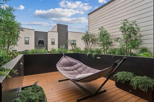 Rare Condo Rooftop Pool Gym Sleeps 4 Near UGA Walk to Sanford Stadium in Athens, USA