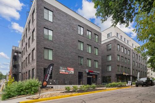 Rare Condo Rooftop Pool Gym Sleeps 4 Near UGA Walk to Sanford Stadium in Athens, USA