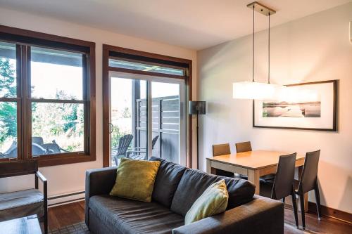 Lakefront and Mountain View - Resort Loft in Lac Superieur (QC)