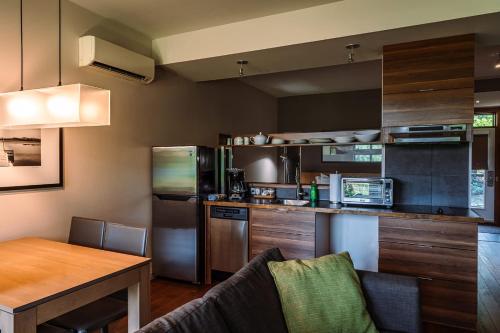 Lakefront and Mountain View - Resort Loft in Lac Superieur (QC)