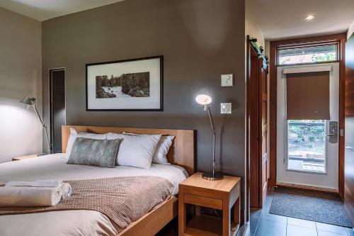 Lakefront and Mountain View - Resort Loft in Lac Superieur (QC)