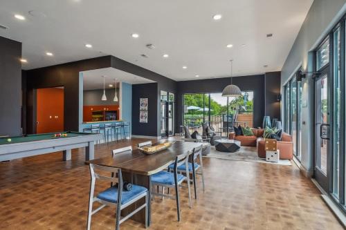 Ultimate 2BR Pool Gym Rooftop Views Walk to Stadium & UGA in Athens, USA