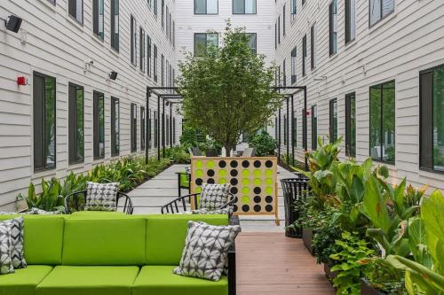 Ultimate 2BR Pool Gym Rooftop Views Walk to Stadium & UGA in Athens, USA