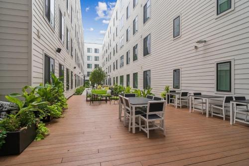 Ultimate 2BR Pool Gym Rooftop Views Walk to Stadium & UGA in Athens, USA