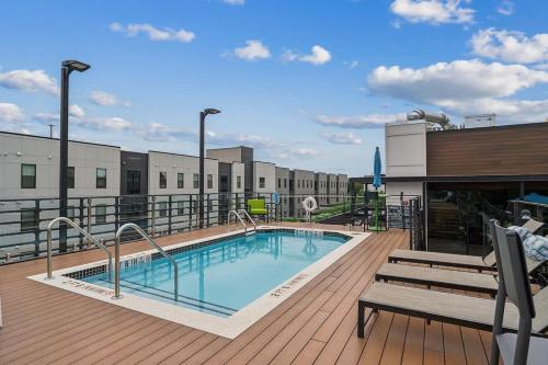 Ultimate 2BR Pool Gym Rooftop Views Walk to Stadium & UGA in Athens, USA
